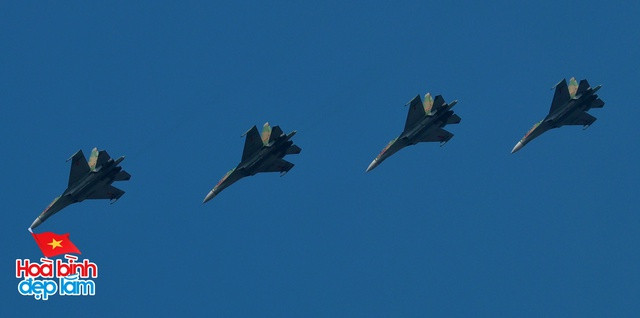 Cận cảnh loạt trực thăng kéo cờ bay qua vùng trời Dinh Độc Lập, tiêm kích Su-30KM2 thả bẫy nhiệt cực mãn nhãn- Ảnh 11.