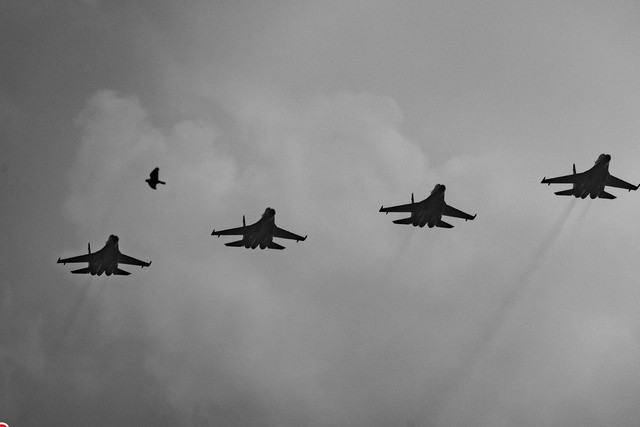 Cận cảnh loạt trực thăng kéo cờ bay qua vùng trời Dinh Độc Lập, tiêm kích Su-30KM2 thả bẫy nhiệt cực mãn nhãn- Ảnh 10.