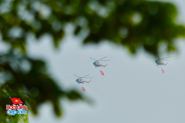 Cận cảnh loạt trực thăng kéo cờ bay qua vùng trời Dinh Độc Lập, tiêm kích Su-30KM2 thả bẫy nhiệt cực mãn nhãn- Ảnh 5.