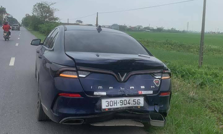 Xe ô tô 30H-90456 bị tông móp phía sau.