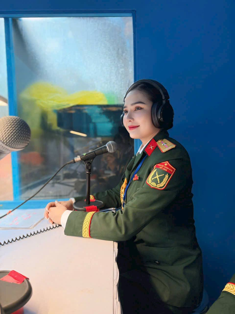 Giọng đọc nữ “chạm trái tim” tại lễ diễu binh, diễu hành 30/4: Xinh như Hoa hậu, 33 tuổi đã là Thiếu tá - Ảnh 3.