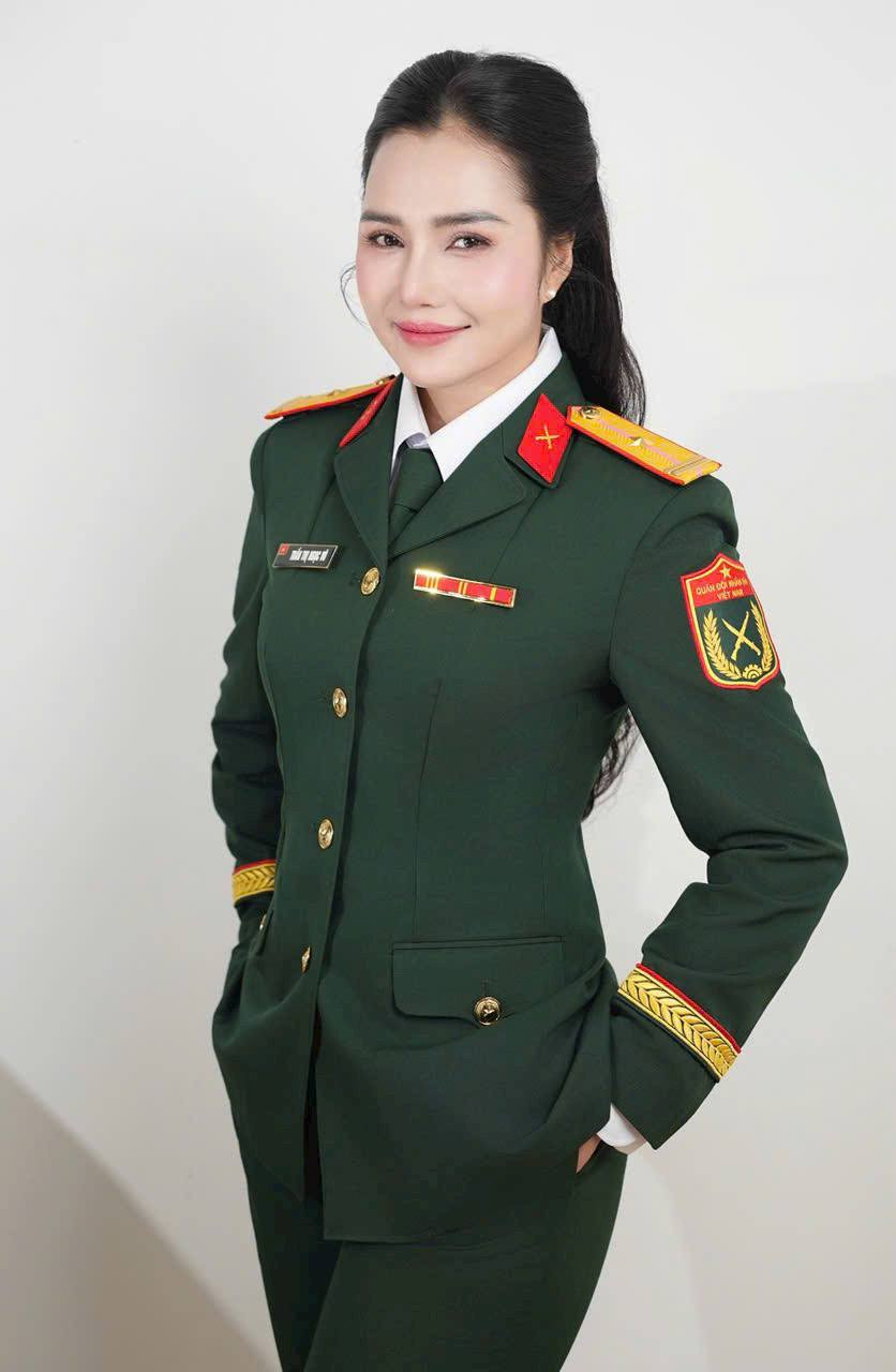 Giọng đọc nữ “chạm trái tim” tại lễ diễu binh, diễu hành 30/4: Xinh như Hoa hậu, 33 tuổi đã là Thiếu tá - Ảnh 4.