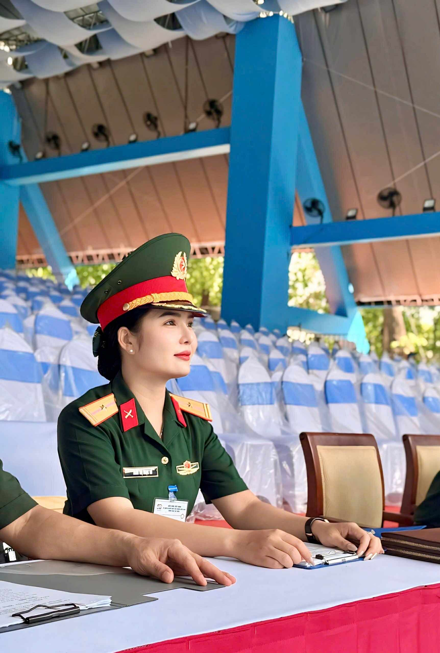 Giọng đọc nữ “chạm trái tim” tại lễ diễu binh, diễu hành 30/4: Xinh như Hoa hậu, 33 tuổi đã là Thiếu tá - Ảnh 2.