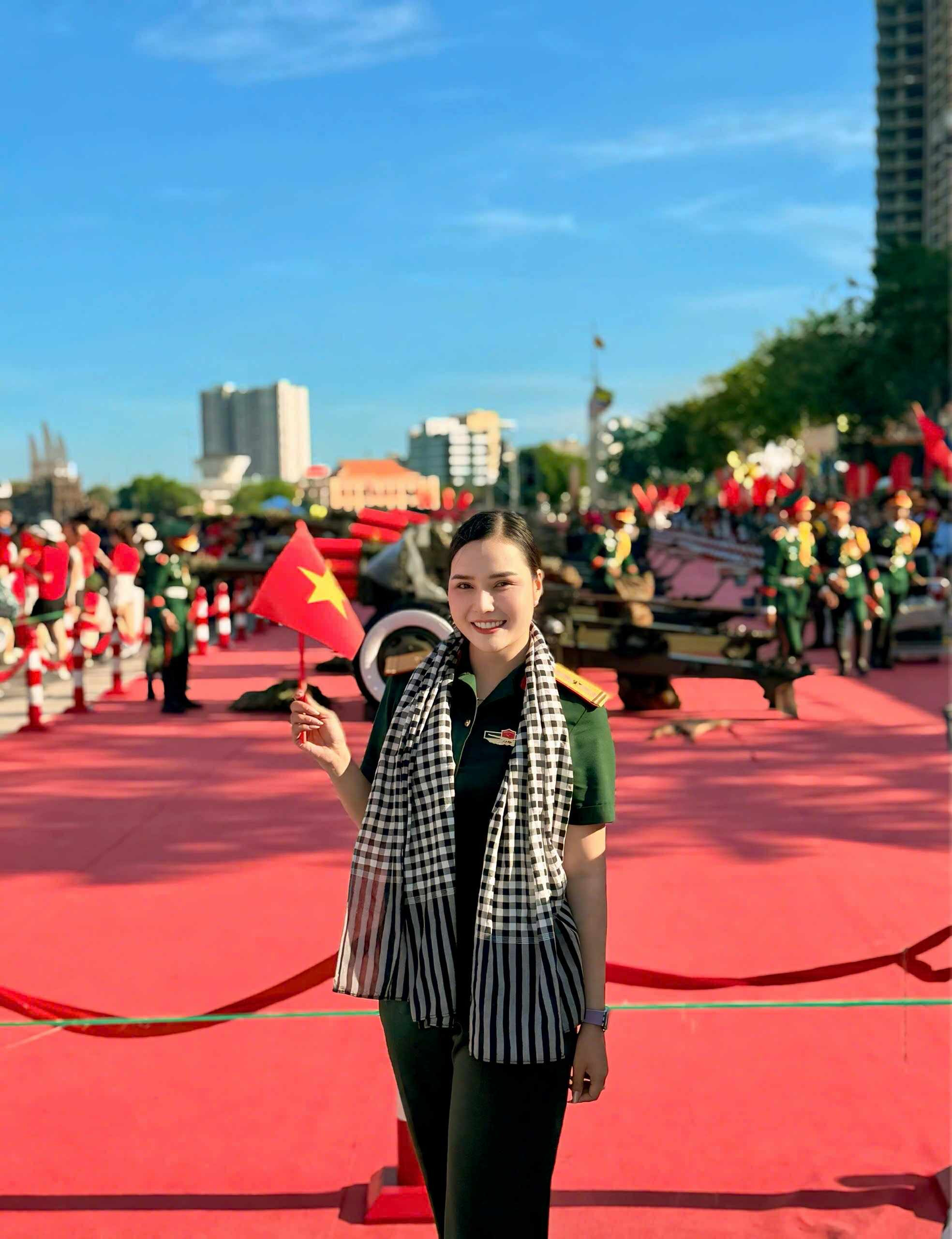 Giọng đọc nữ “chạm trái tim” tại lễ diễu binh, diễu hành 30/4: Xinh như Hoa hậu, 33 tuổi đã là Thiếu tá - Ảnh 8.
