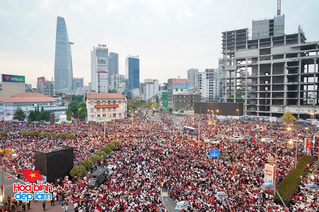 Nữ BTV có pha xử lý cực tinh tế khi phỏng vấn em bé trên sóng trực tiếp sau lễ diễu binh, diễu hành 30/4- Ảnh 1.