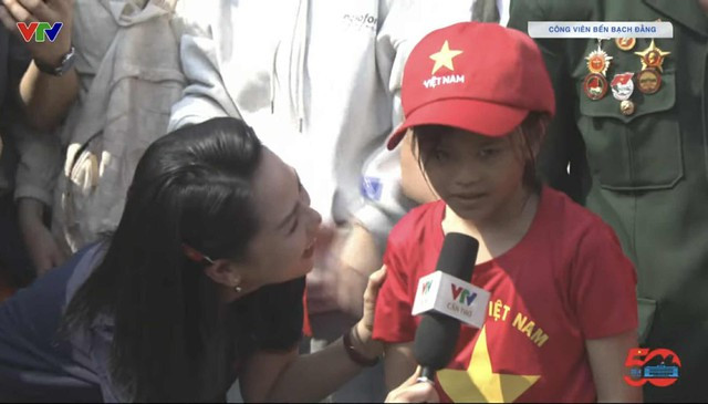 Nữ BTV có pha xử lý cực tinh tế khi phỏng vấn em bé trên sóng trực tiếp sau lễ diễu binh, diễu hành 30/4- Ảnh 3.