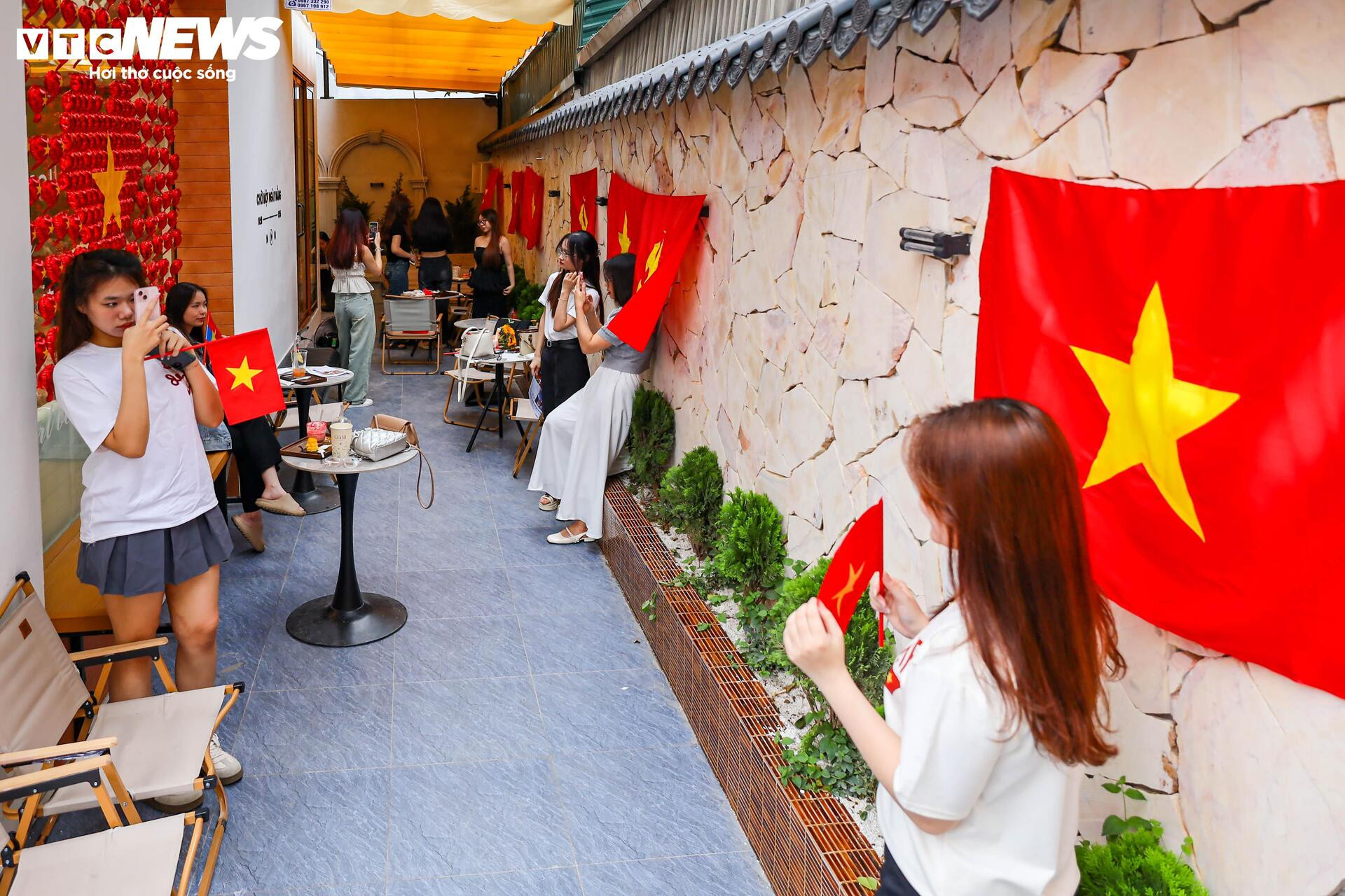 Quán cà phê Hà Nội đồng loạt 'thay áo' chào mừng Đại lễ 30/4 - 10