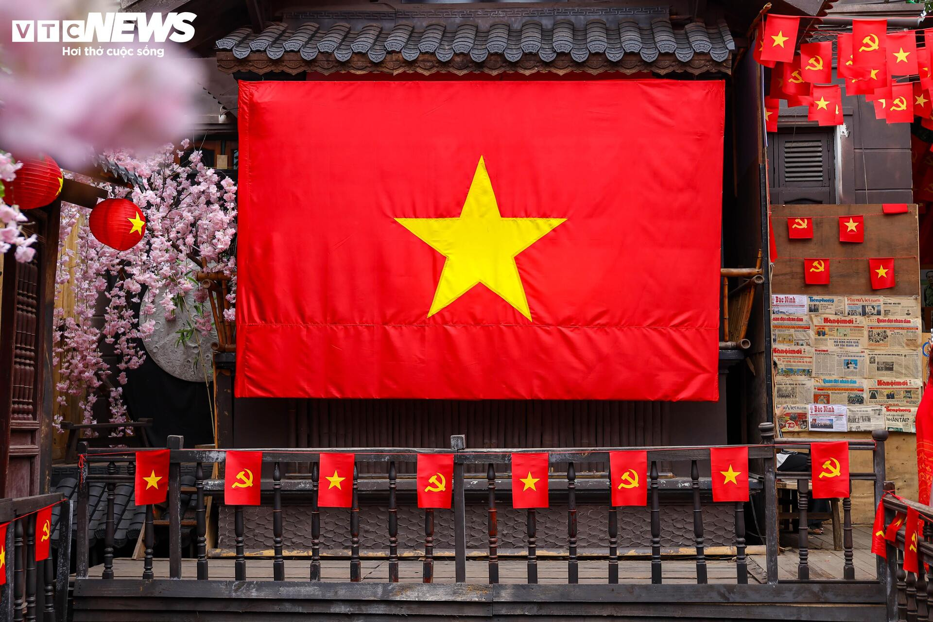 Quán cà phê Hà Nội đồng loạt 'thay áo' chào mừng Đại lễ 30/4 - 2