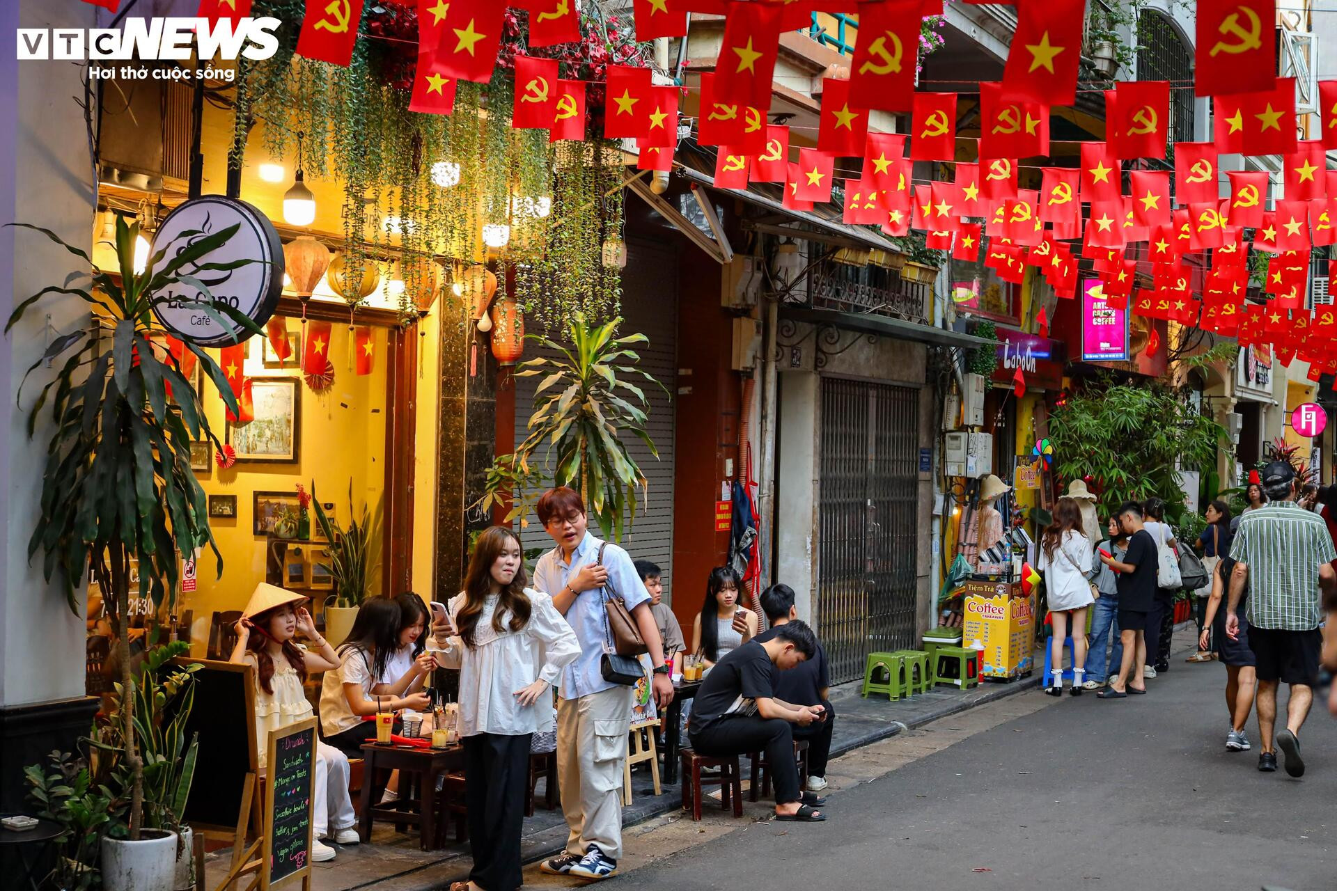 Quán cà phê Hà Nội đồng loạt 'thay áo' chào mừng Đại lễ 30/4 - 17