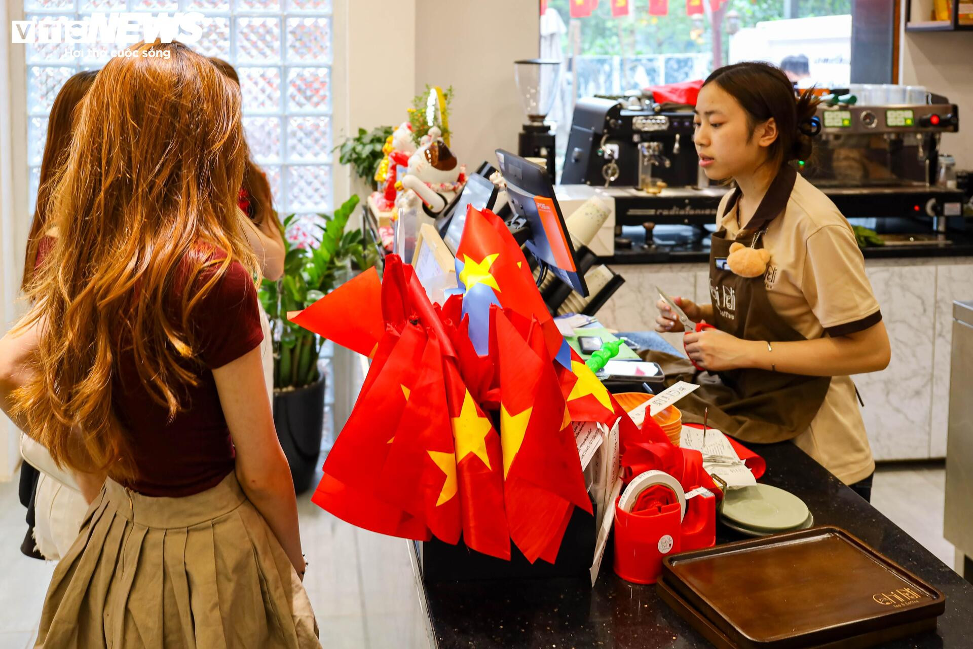 Quán cà phê Hà Nội đồng loạt 'thay áo' chào mừng Đại lễ 30/4 - 15