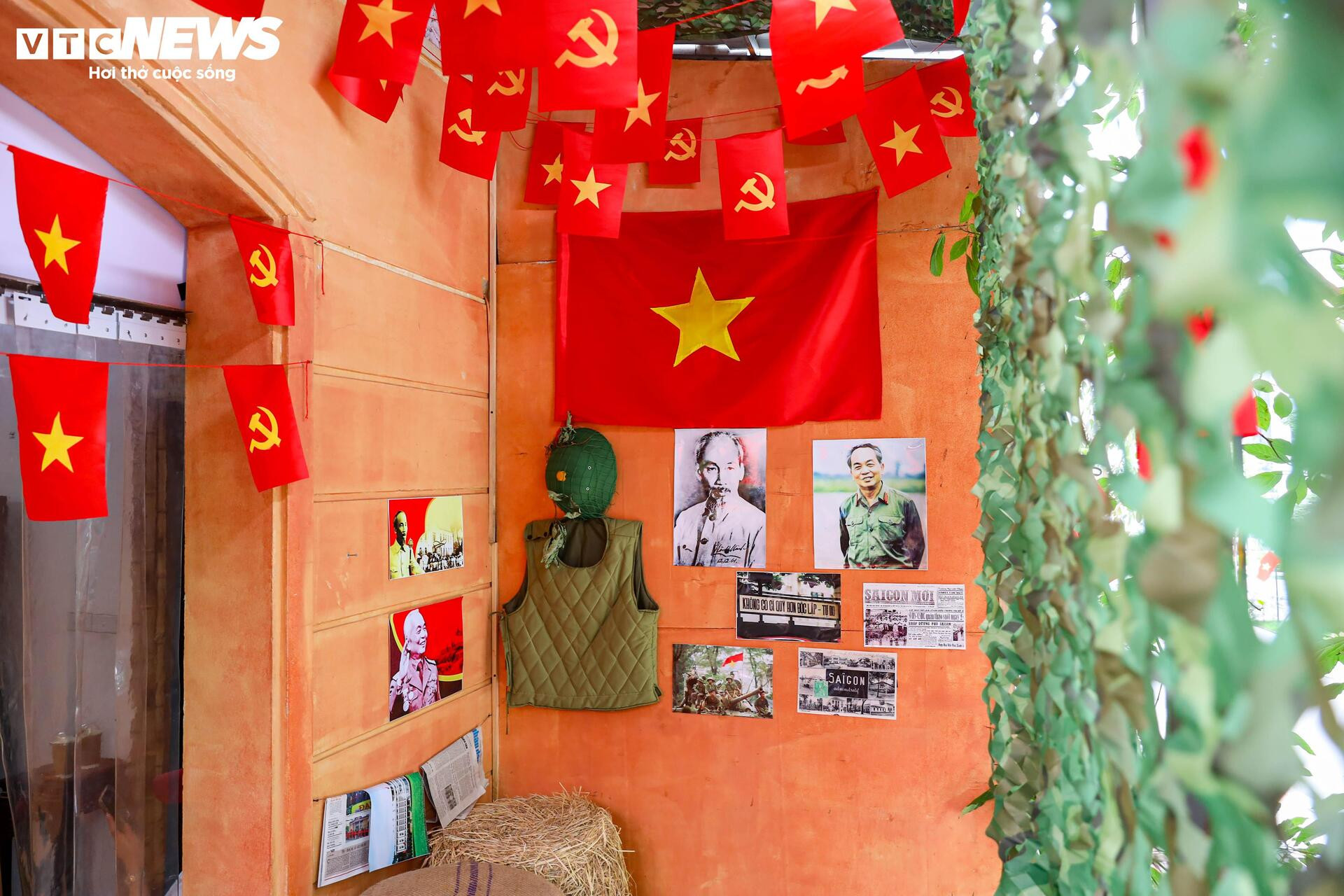 Quán cà phê Hà Nội đồng loạt 'thay áo' chào mừng Đại lễ 30/4 - 4