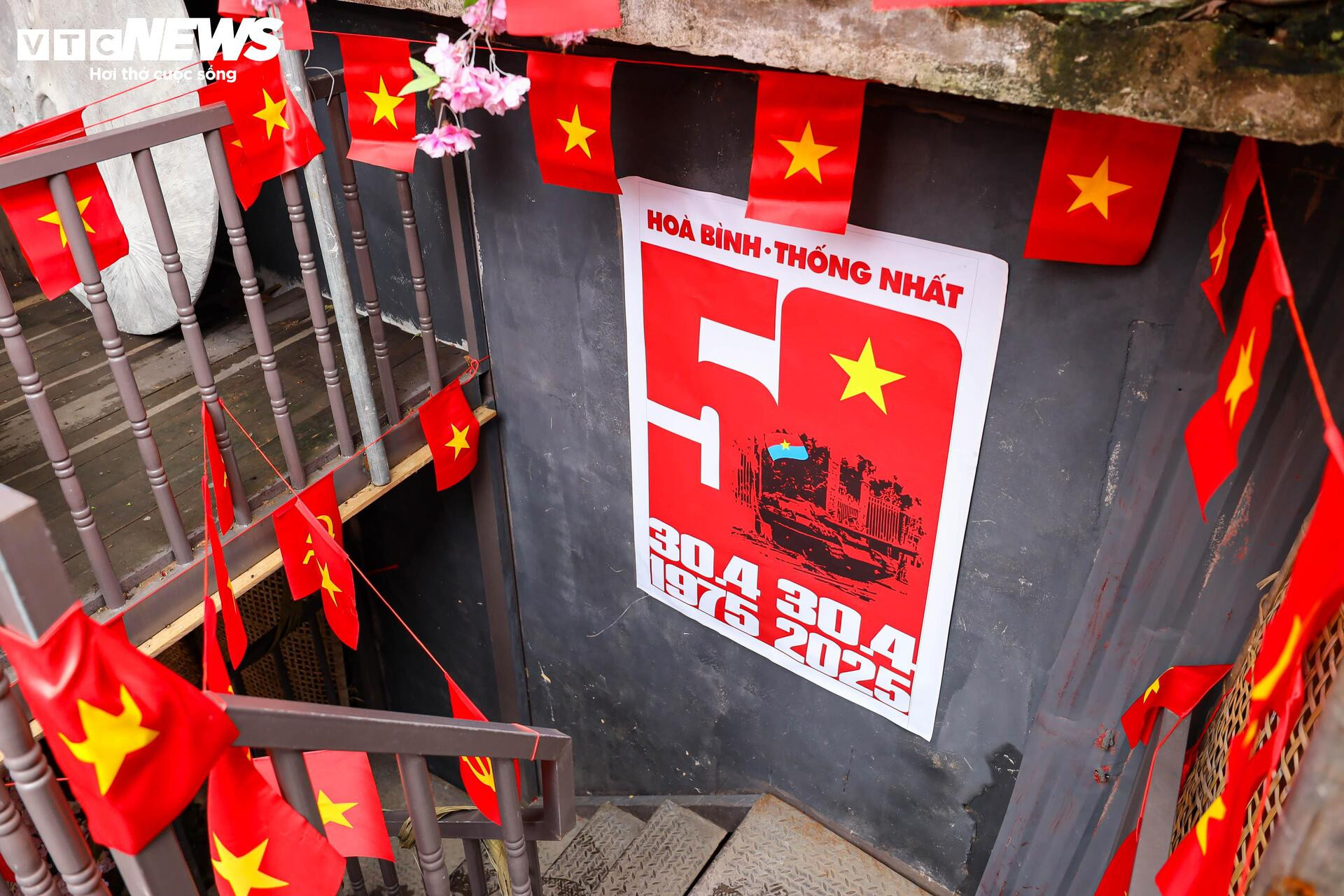 Quán cà phê Hà Nội đồng loạt 'thay áo' chào mừng Đại lễ 30/4 - 6