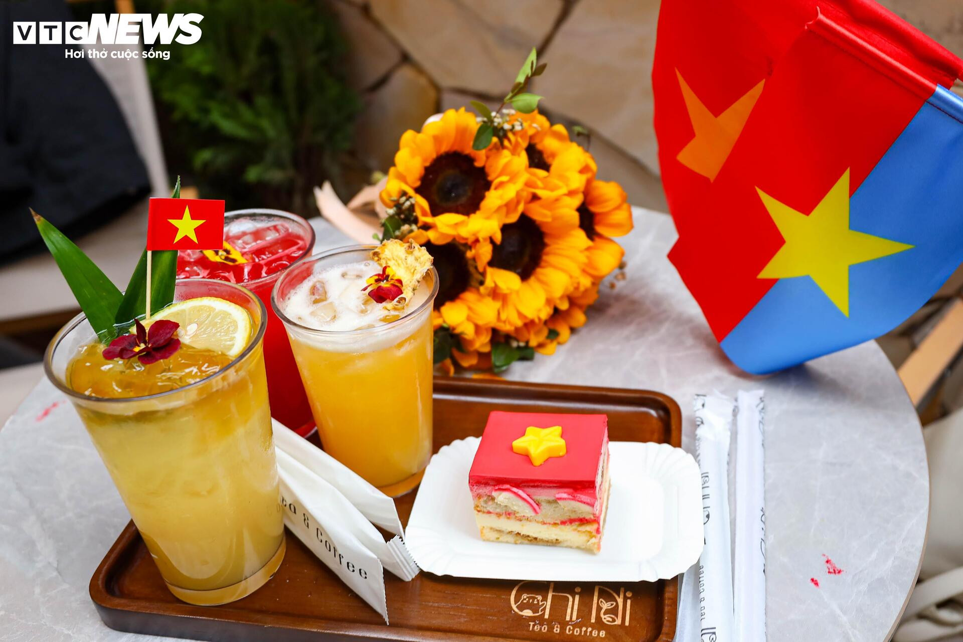 Quán cà phê Hà Nội đồng loạt 'thay áo' chào mừng Đại lễ 30/4 - 14