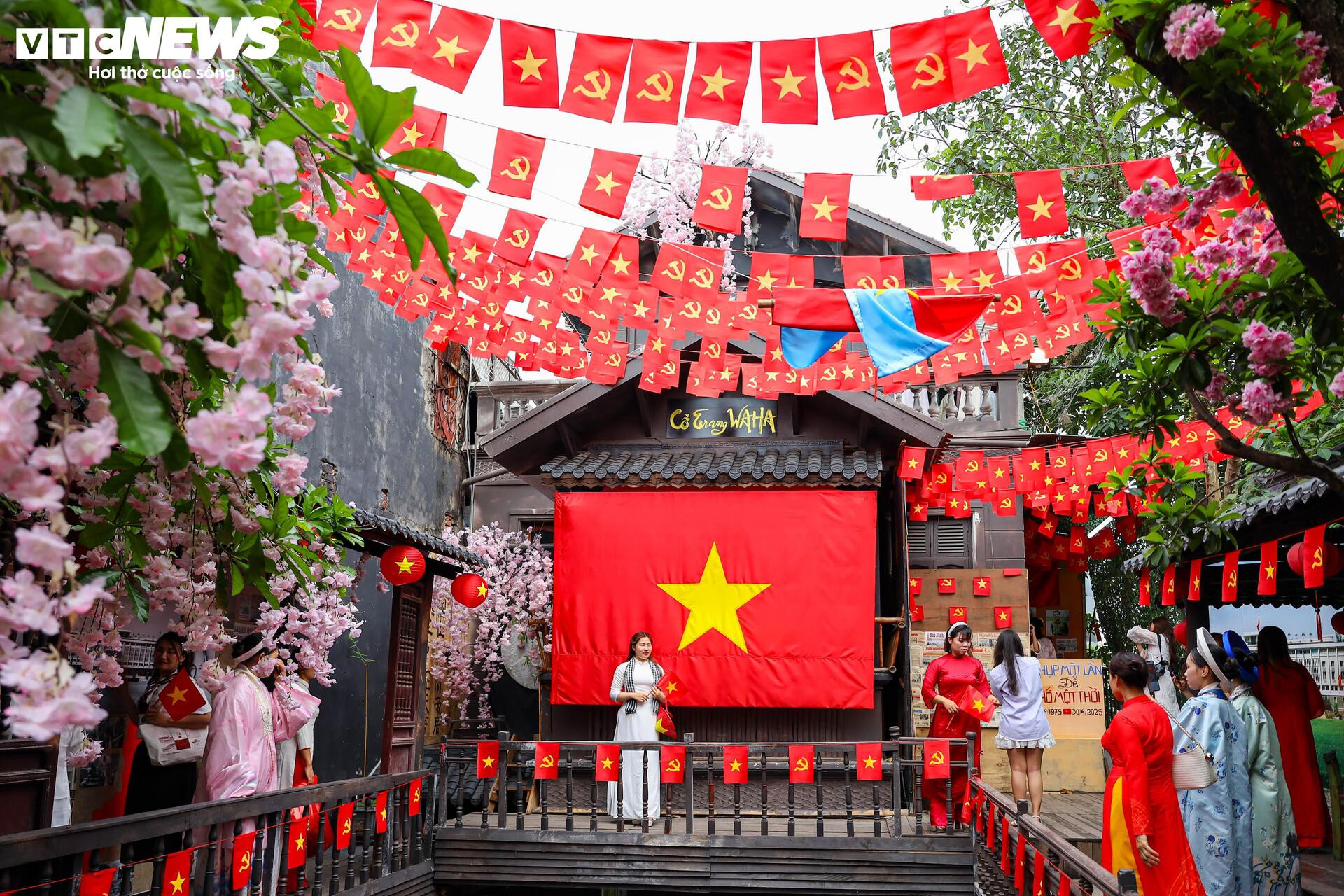 Quán cà phê Hà Nội đồng loạt 'thay áo' chào mừng Đại lễ 30/4 - 1