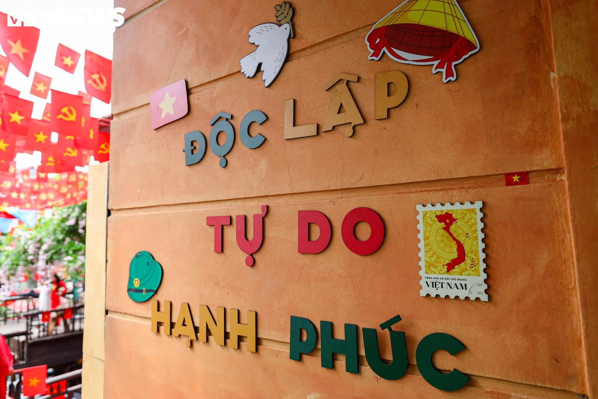 Quán cà phê Hà Nội đồng loạt 'thay áo' chào mừng Đại lễ 30/4 - 3