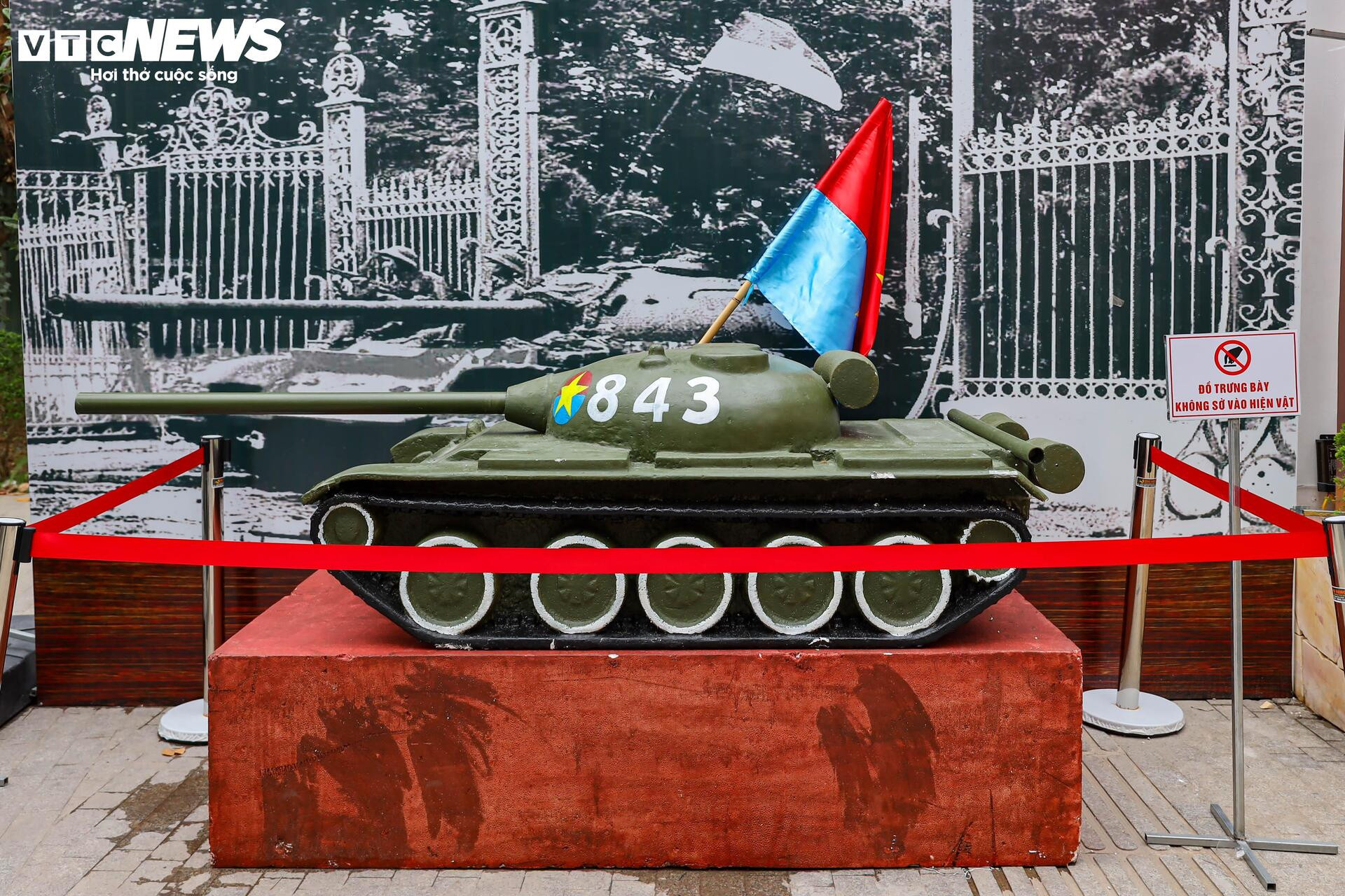 Quán cà phê Hà Nội đồng loạt 'thay áo' chào mừng Đại lễ 30/4 - 11