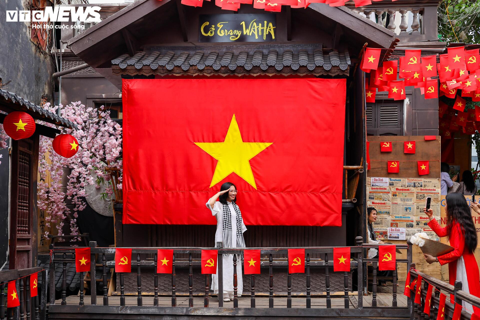 Quán cà phê Hà Nội đồng loạt 'thay áo' chào mừng Đại lễ 30/4 - 7