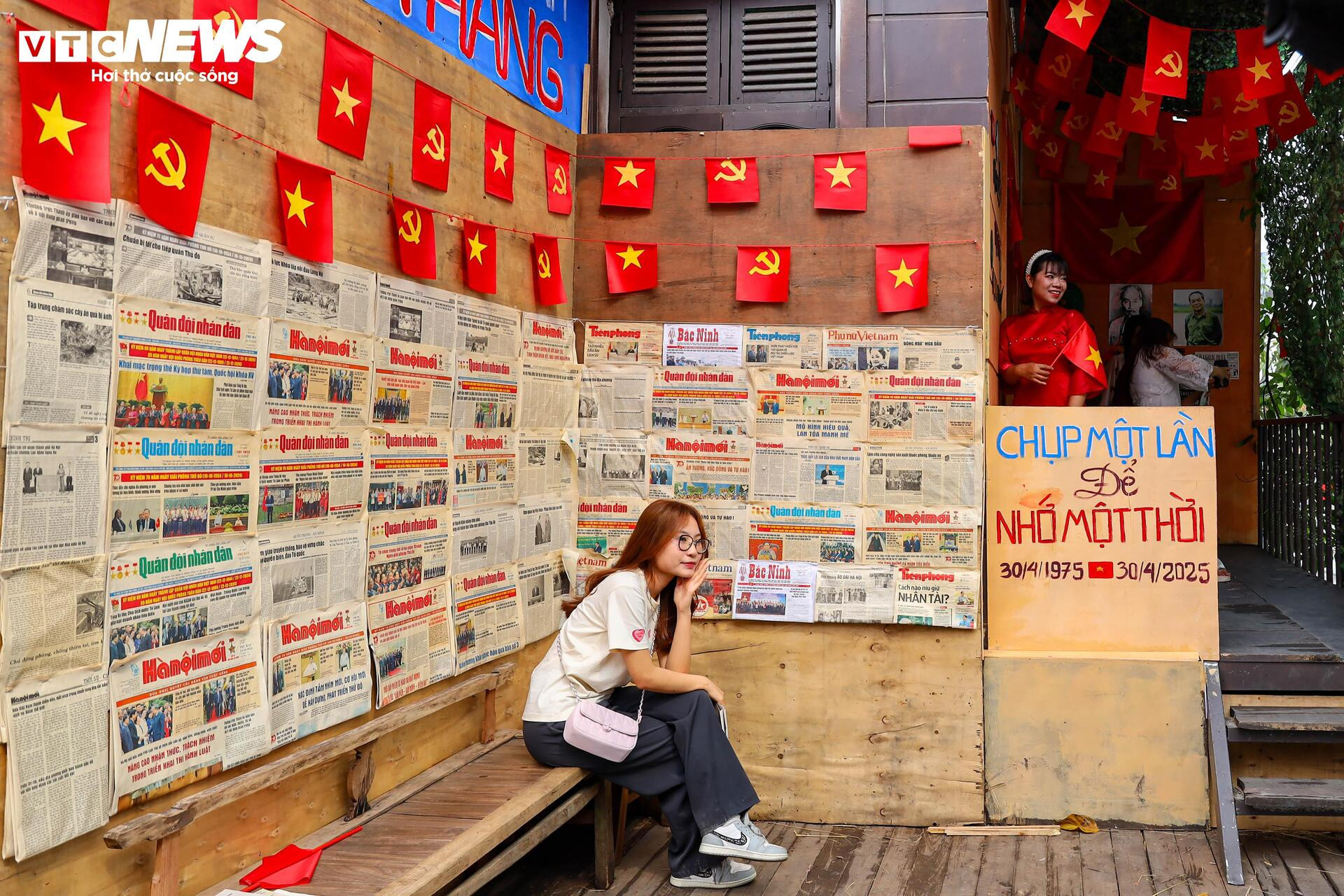 Quán cà phê Hà Nội đồng loạt 'thay áo' chào mừng Đại lễ 30/4 - 8