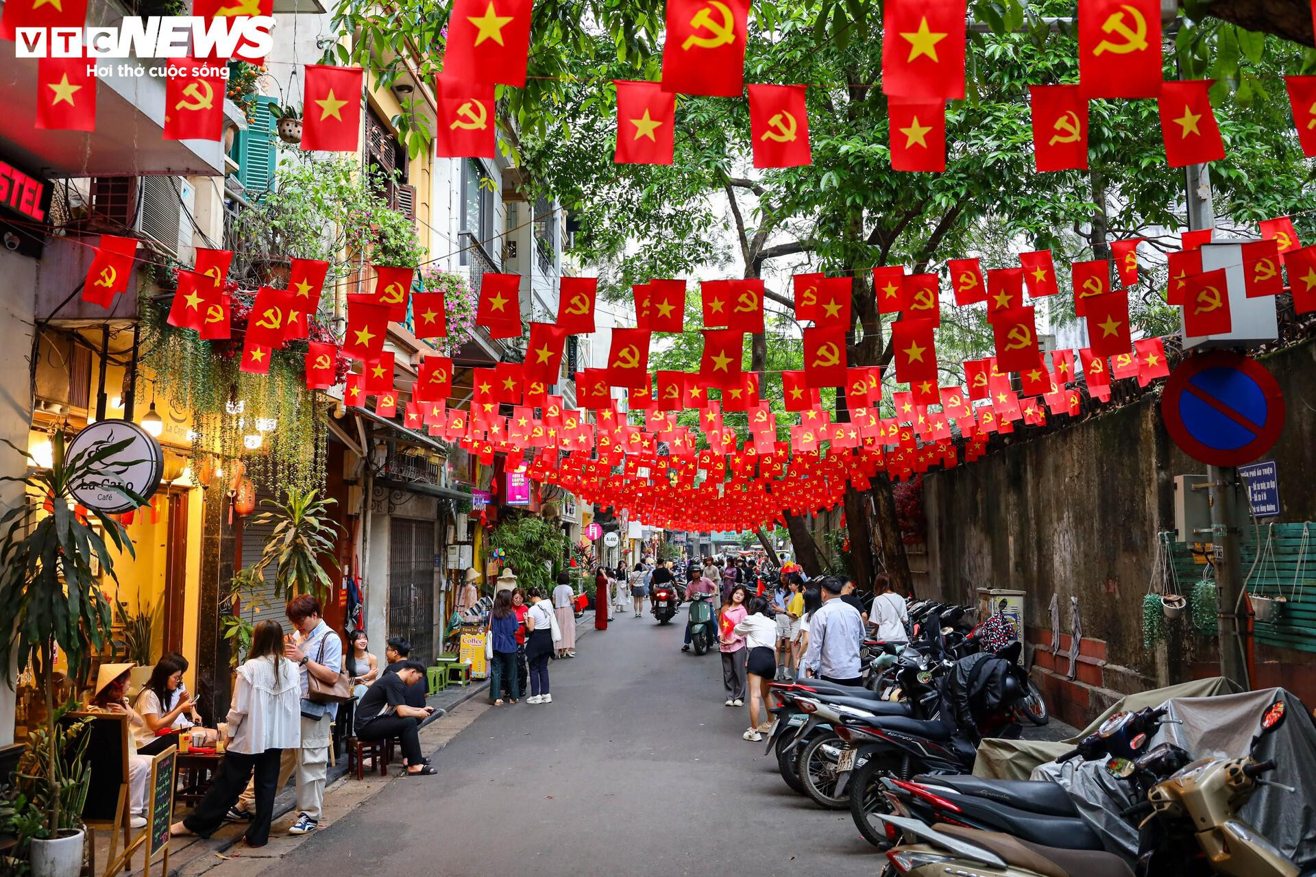 Quán cà phê Hà Nội đồng loạt 'thay áo' chào mừng Đại lễ 30/4 - 16