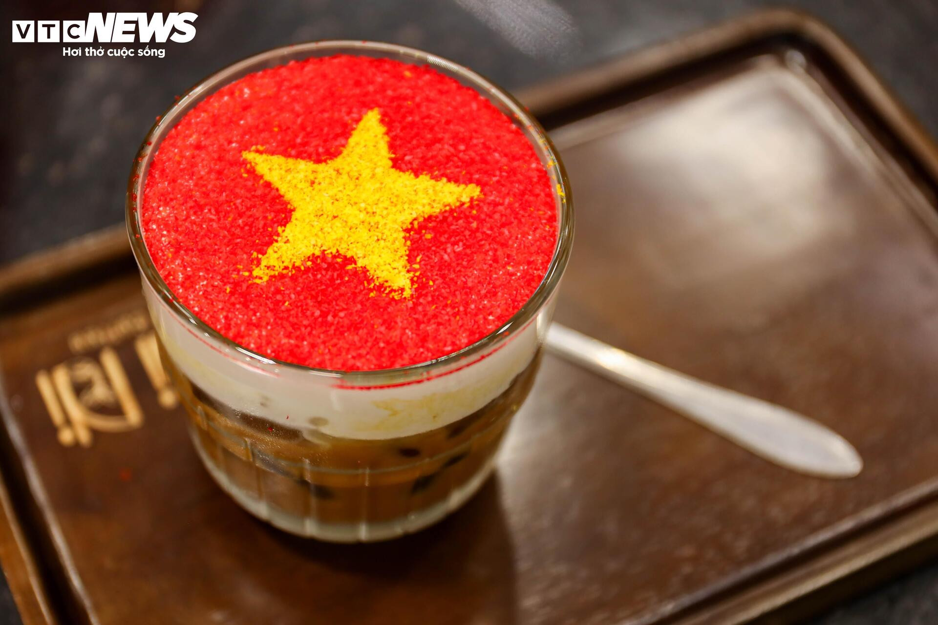 Quán cà phê Hà Nội đồng loạt 'thay áo' chào mừng Đại lễ 30/4 - 13