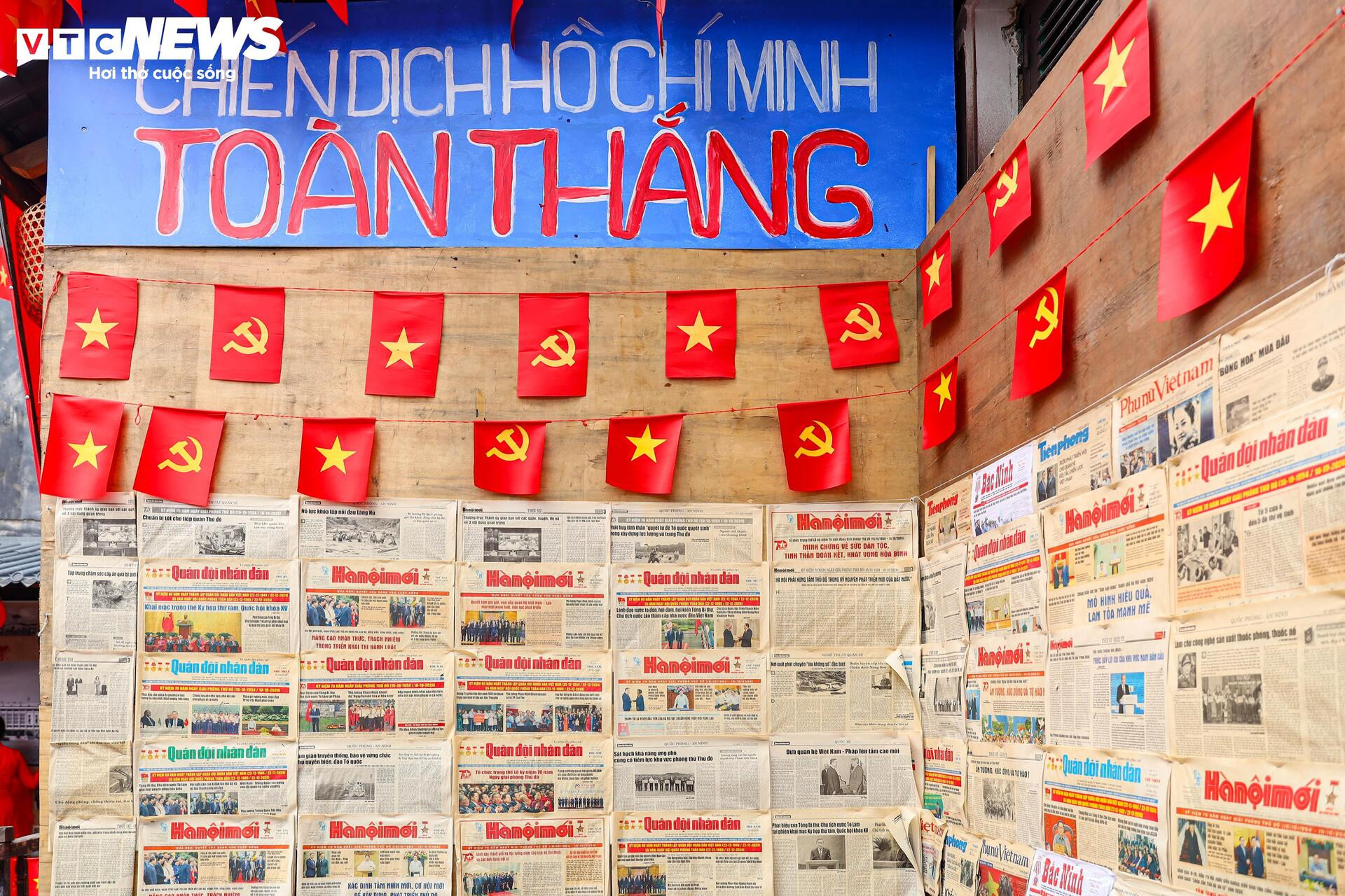 Quán cà phê Hà Nội đồng loạt 'thay áo' chào mừng Đại lễ 30/4 - 5