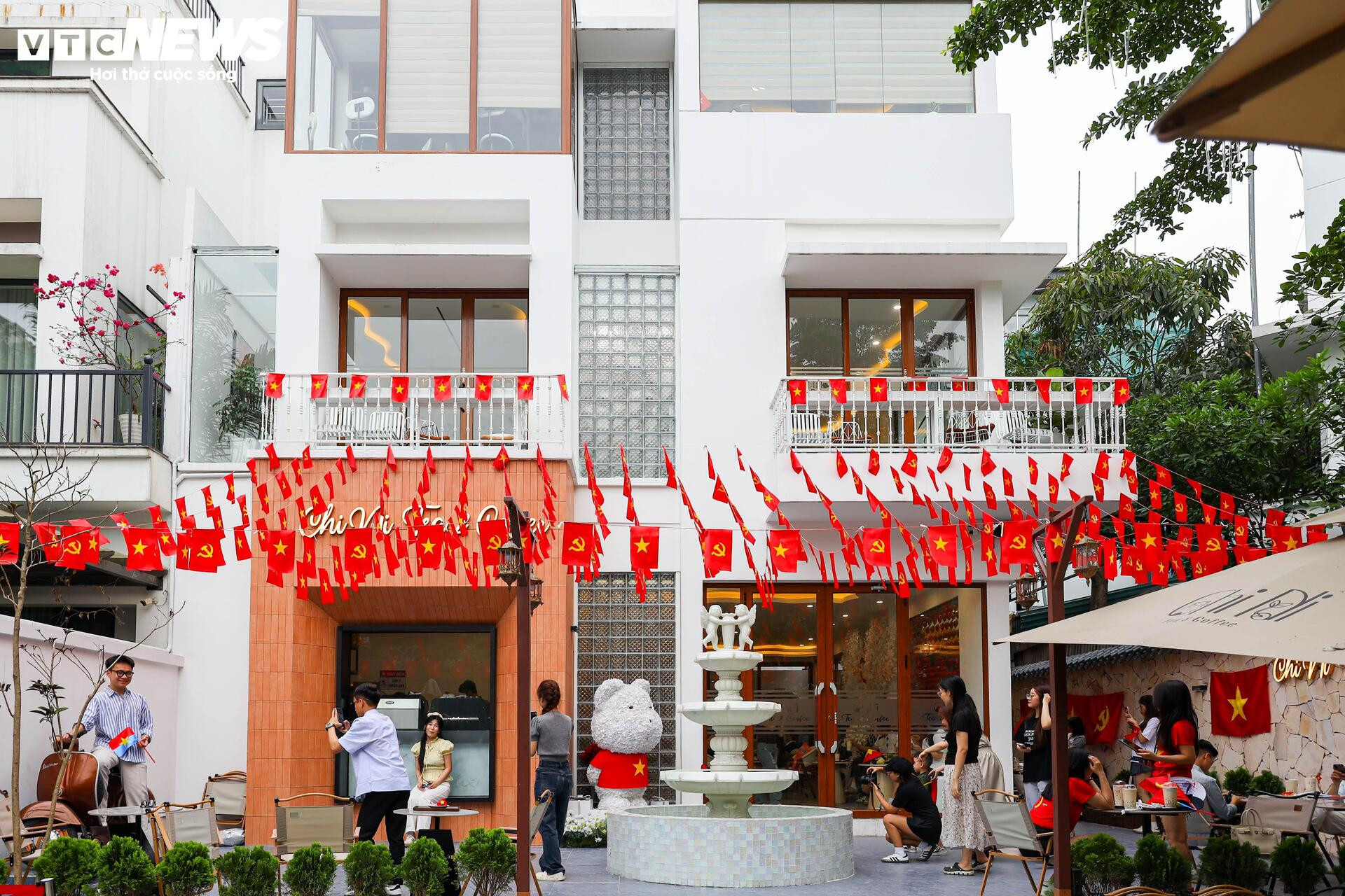 Quán cà phê Hà Nội đồng loạt 'thay áo' chào mừng Đại lễ 30/4 - 9