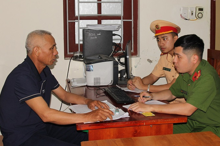 Cơ quan công an làm việc với Hoàng Trần Thi. (Ảnh: Công an tỉnh Hà Nam)