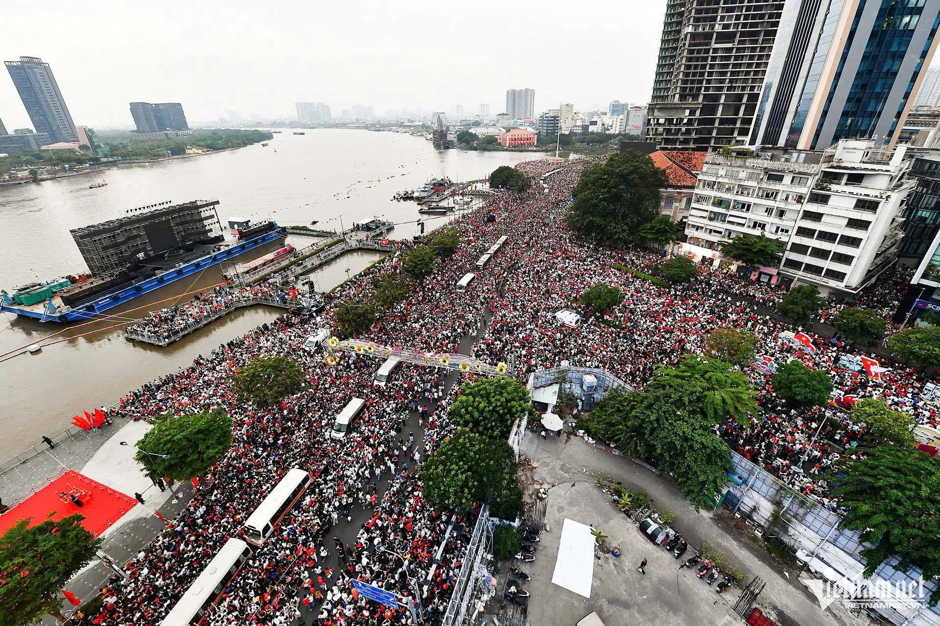 W-6h diễu binh.jpg