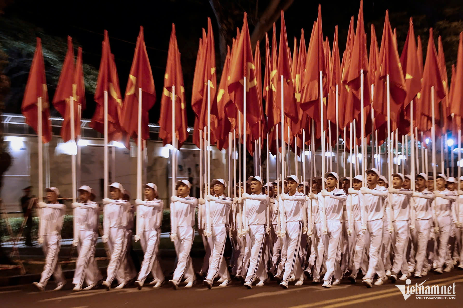 W-hồng kỳ.jpg