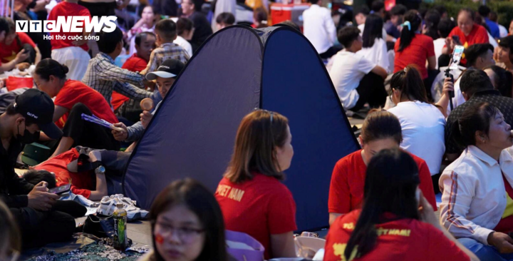 Hàng ngàn người dân tập trung tại khu vực công viên Bến Bạch Đằng