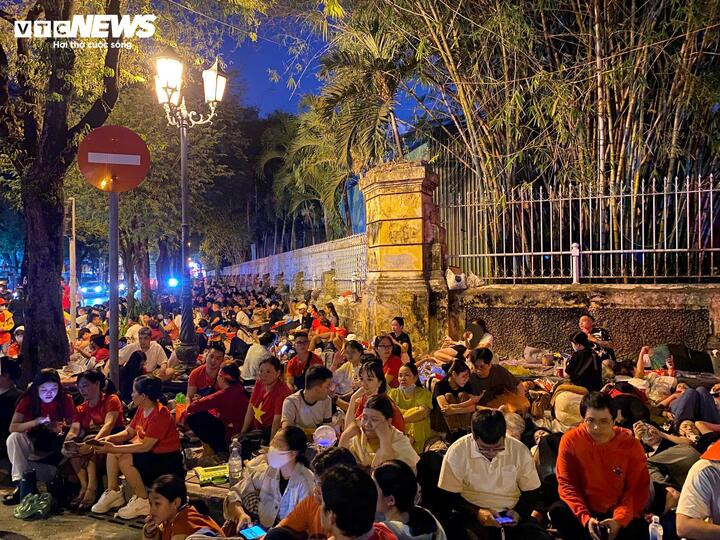 Thức xuyên đêm chờ buổi lễ lịch sử.