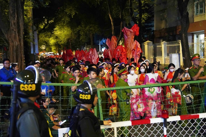 Lực lượng chức năng triển khai đồng loạt các chốt chặn, thiết lập hàng rào an ninh tại nhiều tuyến đường trọng yếu dẫn vào khu vực tổ chức diễu binh.