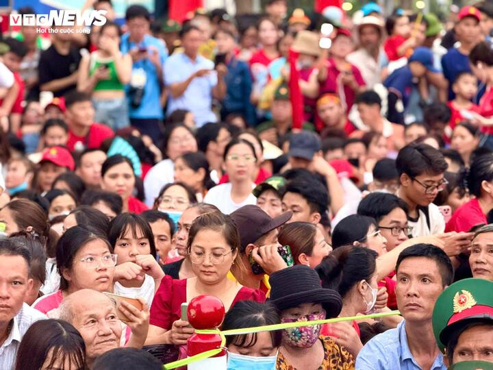 Trực tiếp: Lễ diễu binh ngày 30/4 mừng 50 năm Giải phóng miền Nam, thống nhất đất nước - 3