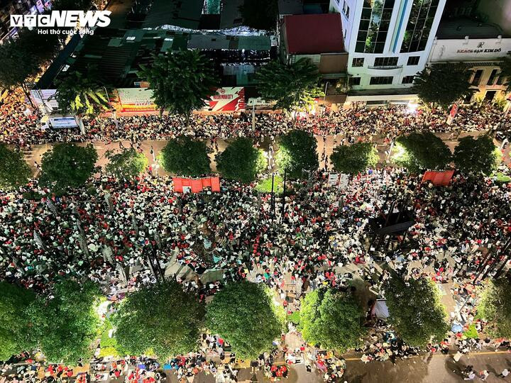 Hàng nghìn người tập trung ở phố Nguyễn Huệ. Đây là đoạn đường có góc quan sát thuận lợi đoàn diễu binh khi về khu vực tập kết.