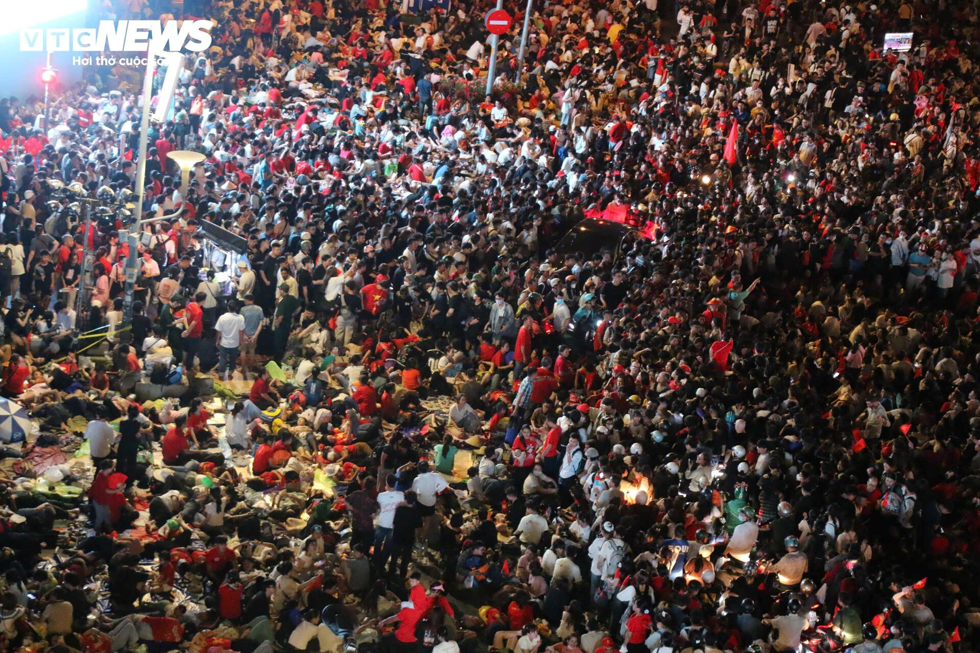 Trực tiếp: Lễ diễu binh ngày 30/4 mừng 50 năm Giải phóng miền Nam, thống nhất đất nước - 13