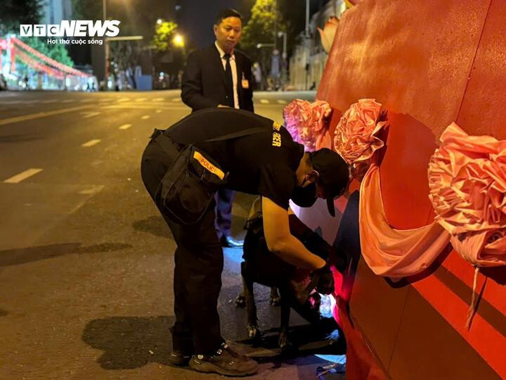 Lực lượng an ninh cùng chó nghiệp vụ kiểm tra khu vực trọng yếu.