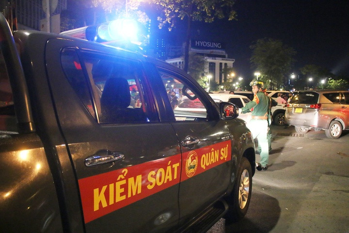 Các lối đi bộ và làn xe đều được kiểm soát nghiêm ngặt, người dân và phương tiện không được phép di chuyển vào khu vực lễ chính, ngoại trừ các lực lượng có nhiệm vụ và được cấp phù hiệu riêng.