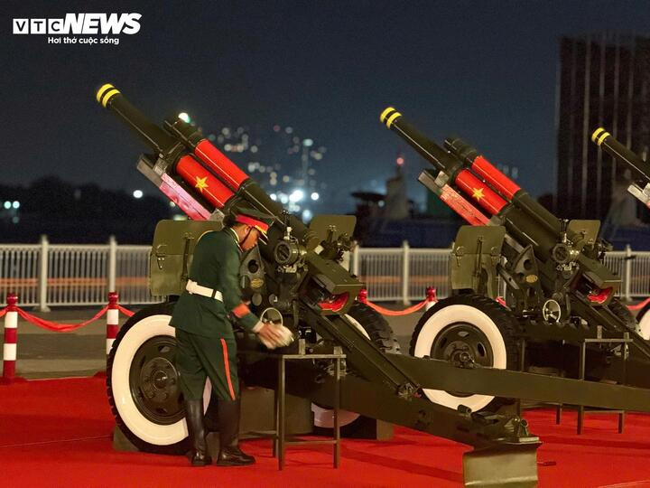 Kiểm tra đại bác, lắp đạn. (Ảnh: Thy Huệ)