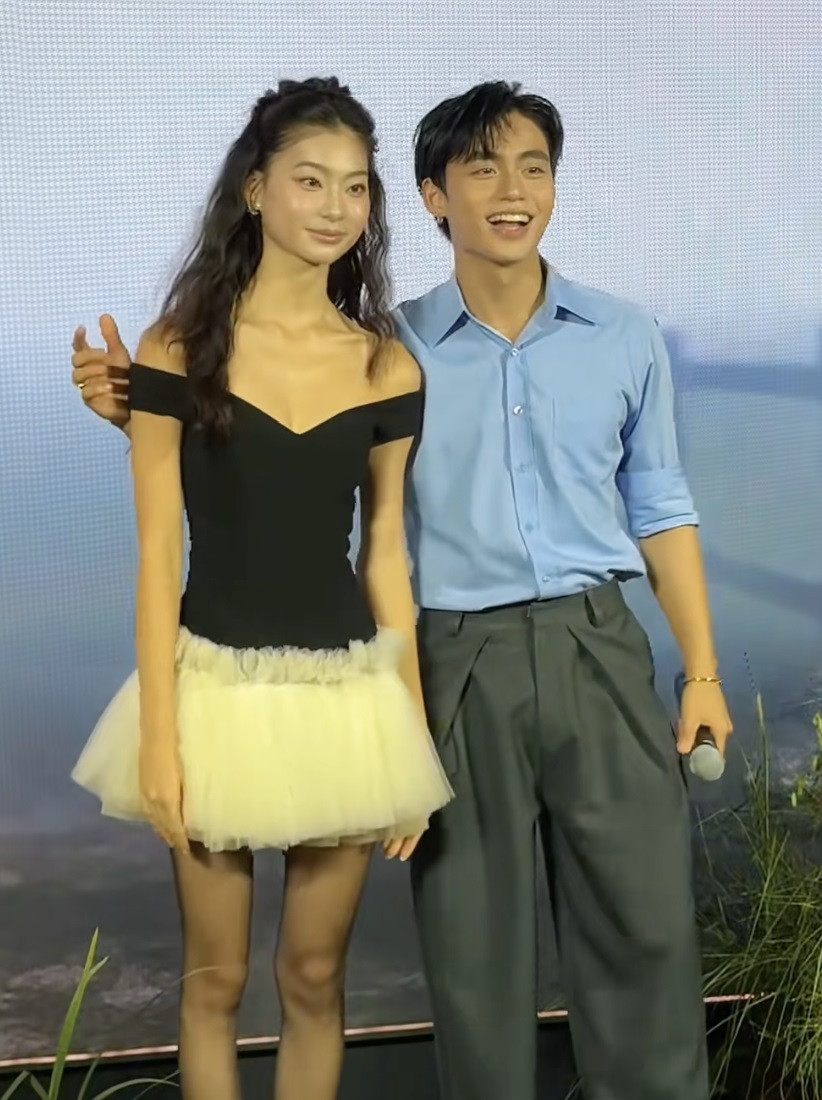 Bàn tay tinh tế của sao nam Vbiz khi chụp ảnh cùng các người đẹp được khen nức nở- Ảnh 2.