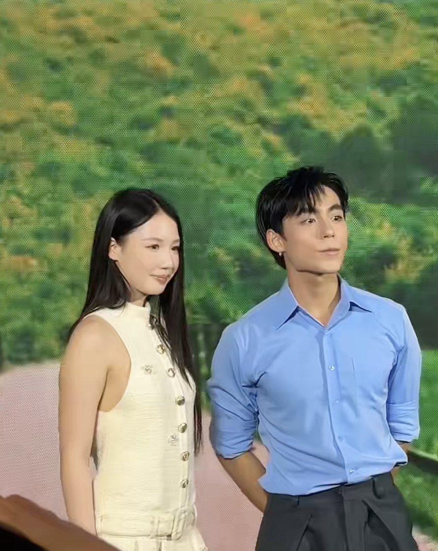 Bàn tay tinh tế của sao nam Vbiz khi chụp ảnh cùng các người đẹp được khen nức nở- Ảnh 6.