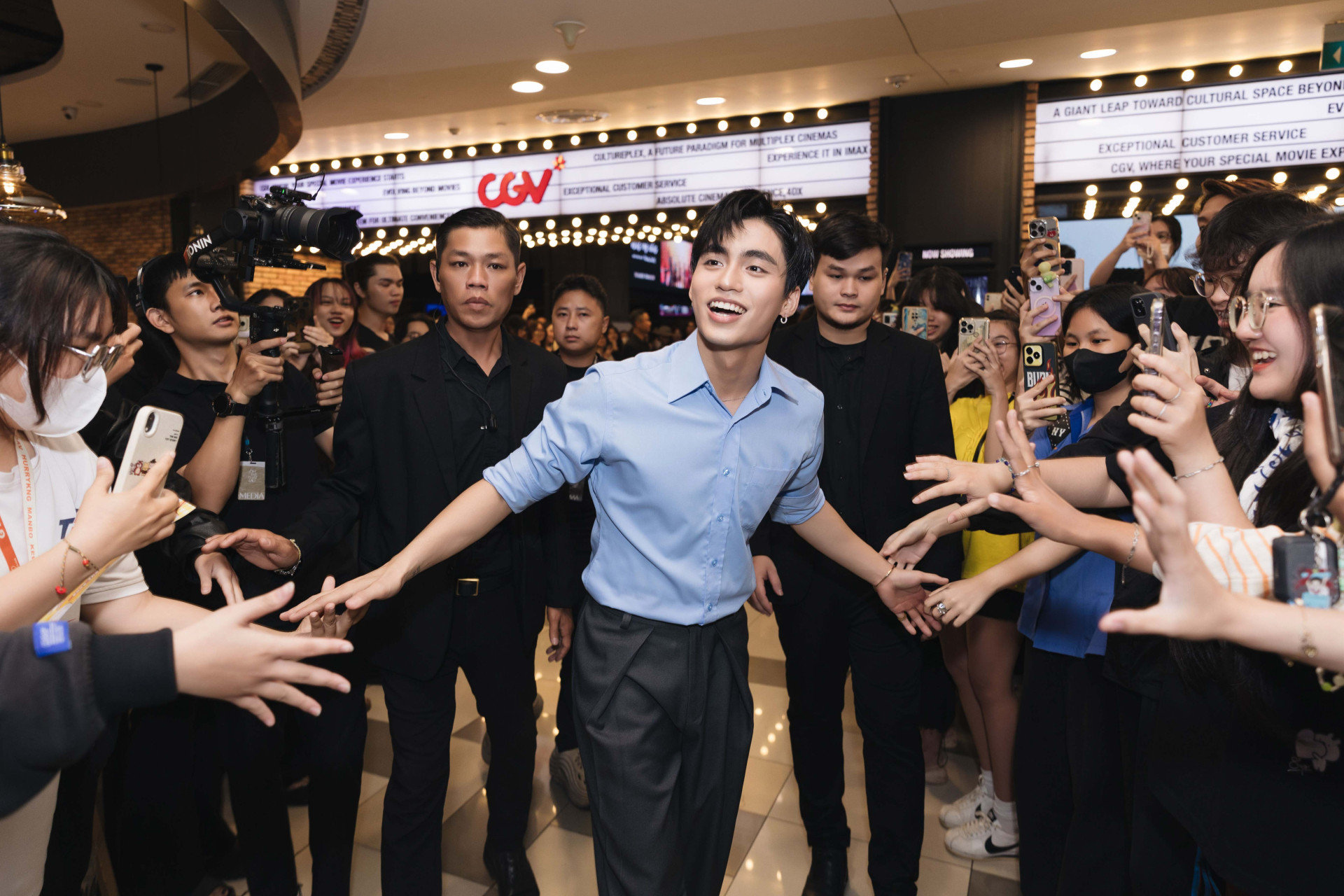 Bàn tay tinh tế của sao nam Vbiz khi chụp ảnh cùng các người đẹp được khen nức nở- Ảnh 1.