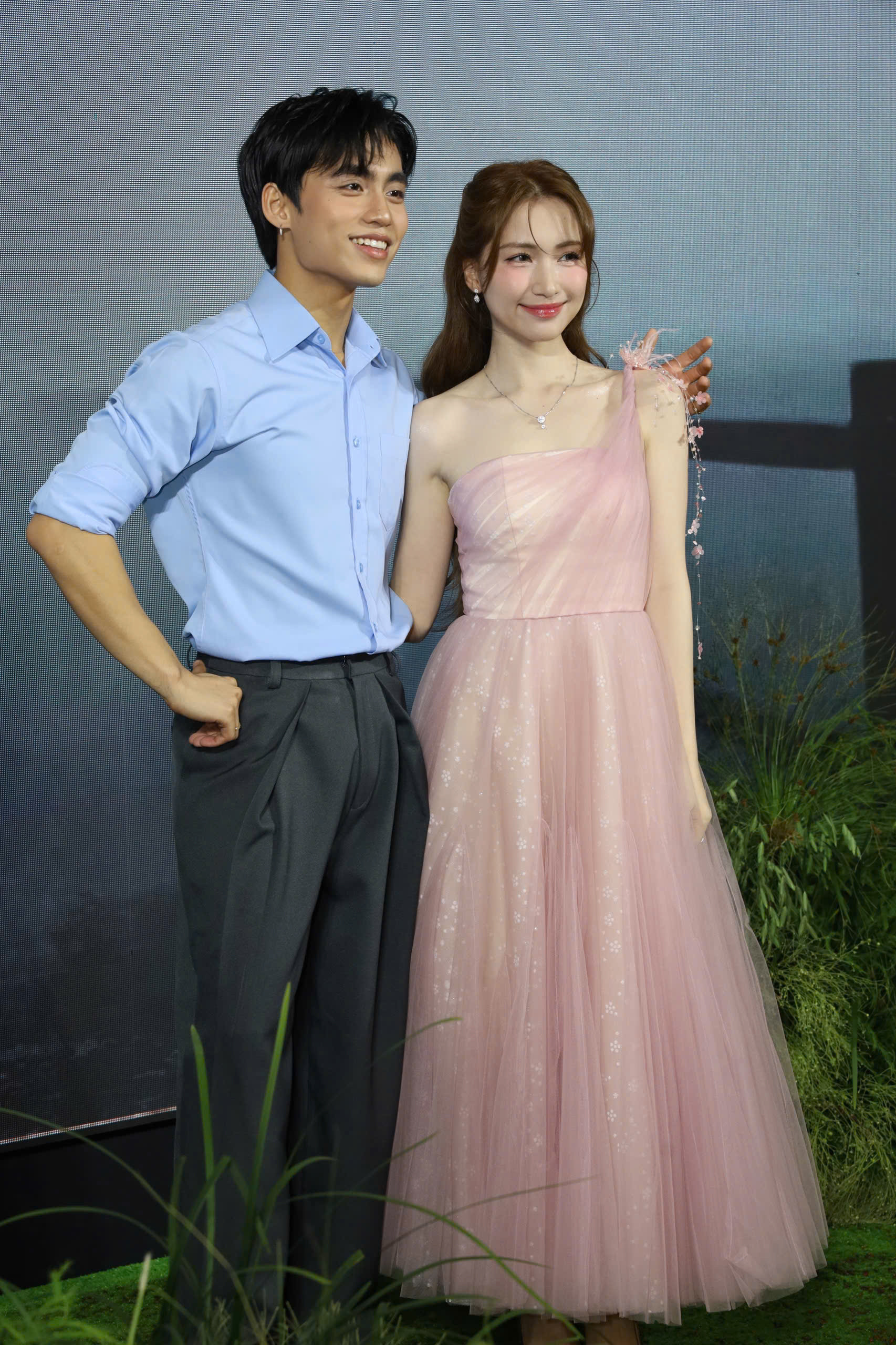 Bàn tay tinh tế của sao nam Vbiz khi chụp ảnh cùng các người đẹp được khen nức nở- Ảnh 3.