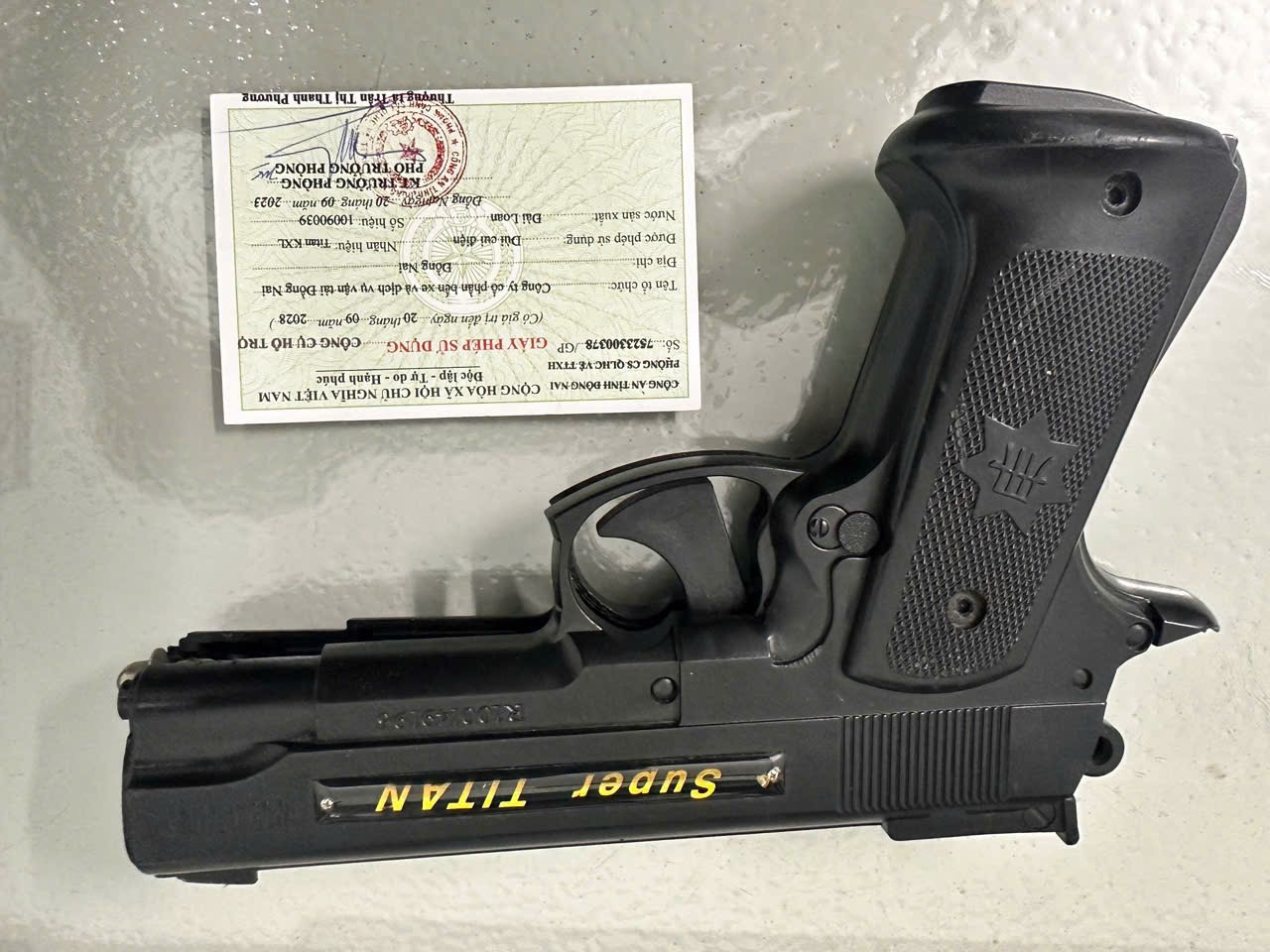 Bảo vệ Bến xe Đồng Nai có được sử dụng súng bắn điện?- Ảnh 1.