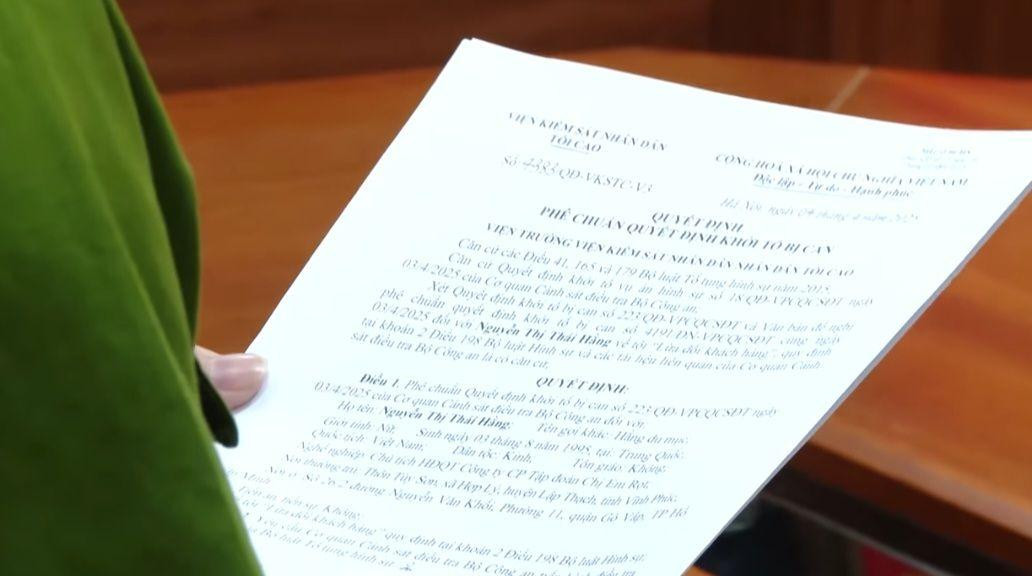 Clip toàn cảnh Quang Linh Vlog, Hằng Du Mục thời điểm bị bắt cùng 3 người khác- Ảnh 1.