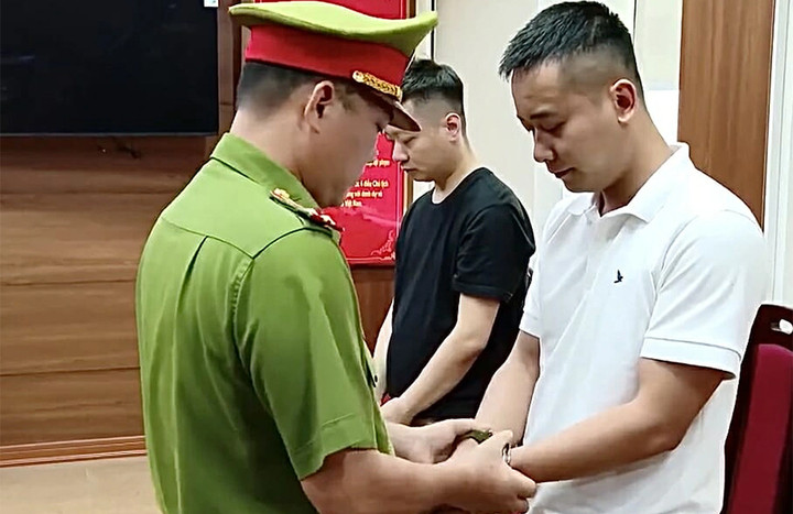 Quang Linh Vlogs bị khởi tố, bắt tạm giam vì có dấu hiệu tội phạm Sản xuất hàng giả là thực phẩm và Lừa dối khách hàng.