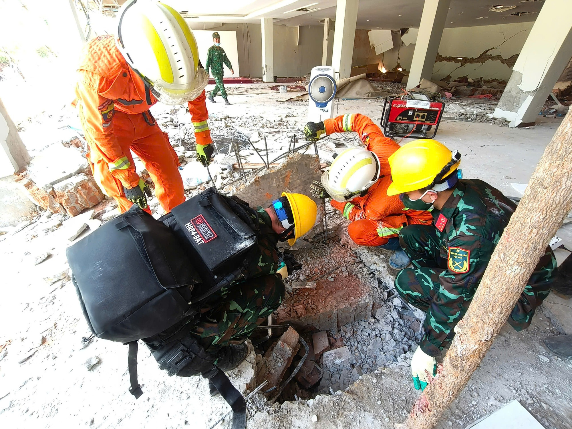 Đoàn cứu hộ Việt Nam tìm thấy thêm 3 thi thể nạn nhân động đất Myanmar- Ảnh 7.