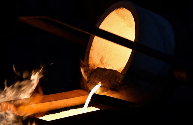 Giá vàng giảm, chứng khoán vật lộn với 'cú sốc' thuế lịch sử ảnh 1