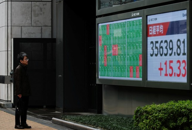 Giá vàng giảm, chứng khoán vật lộn với 'cú sốc' thuế lịch sử ảnh 2