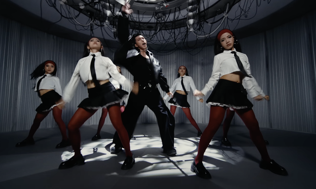 Hieuthuhai vượt mặt Hòa Minzy ảnh 1