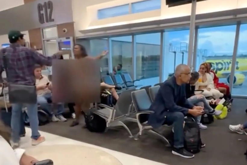 Trong lúc tranh cãi với bạn trai, cô gái tức giận tới mức cởi hết quần áo rồi ném trả vào người đối phương. Ảnh: NY Post.